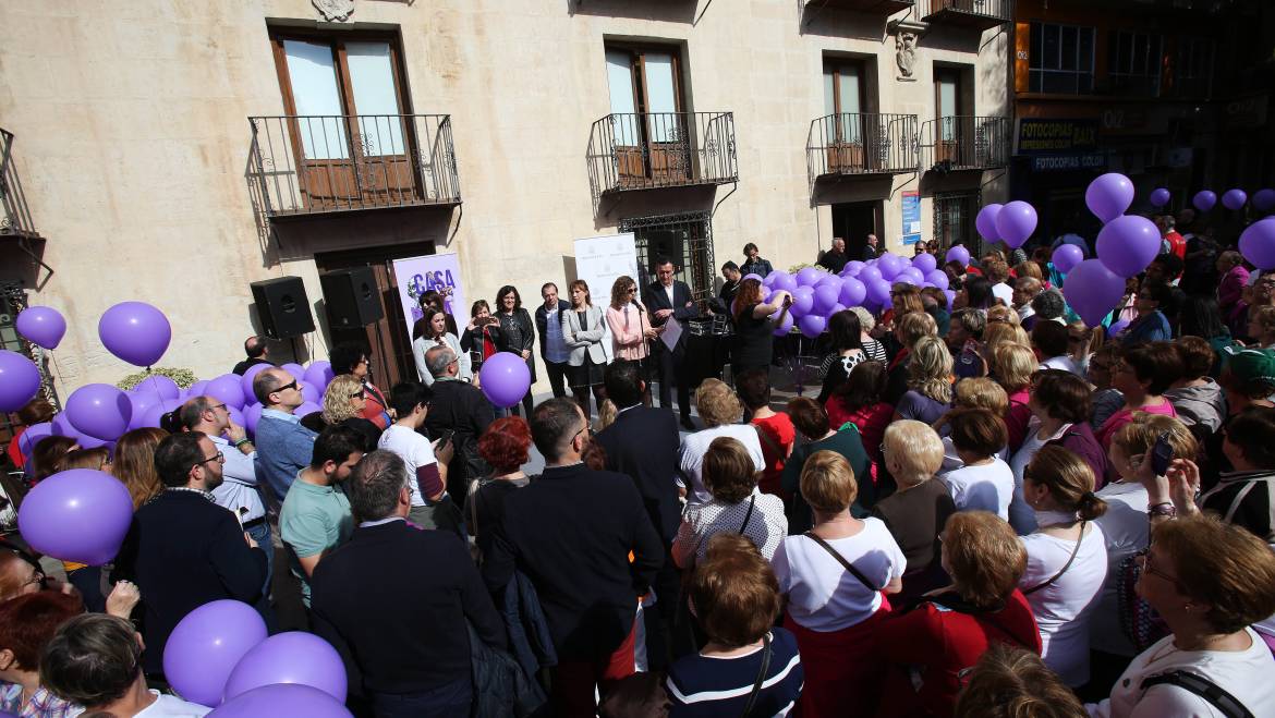 La coreógrafa Asun Noales lee la declaración institucional con motivo del Día de la Mujer