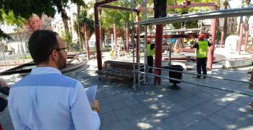 El edil de Vía Pública visita las obras de instalación de una nueva pérgola en la Plaza de Barcelona