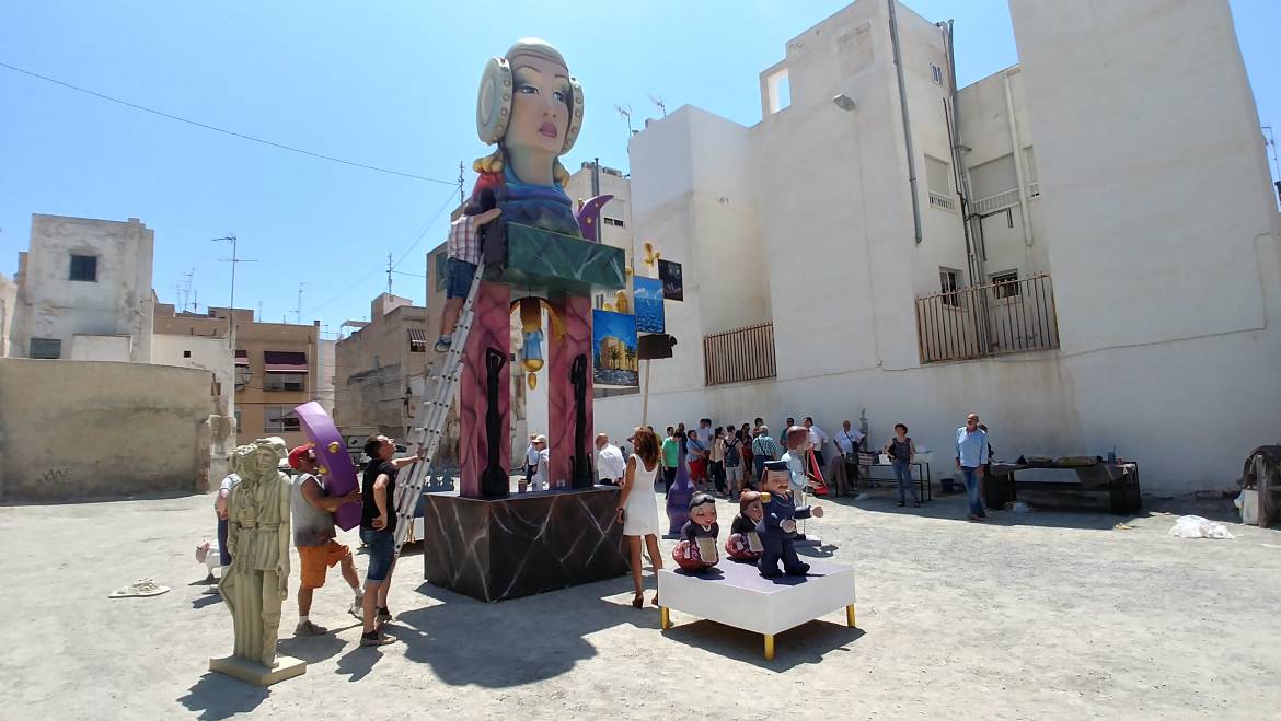 El Raval prepara las hogueras para la cremà el día 24 de junio