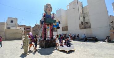 El Raval prepara las hogueras para la cremà el día 24 de junio