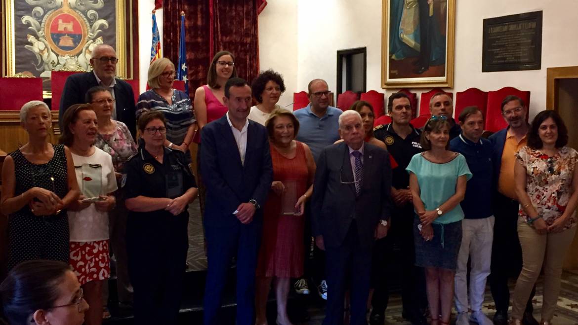 El Ayuntamiento homenajea a las primeras mujeres policía de Elche en el 45 aniversario de su incorporación