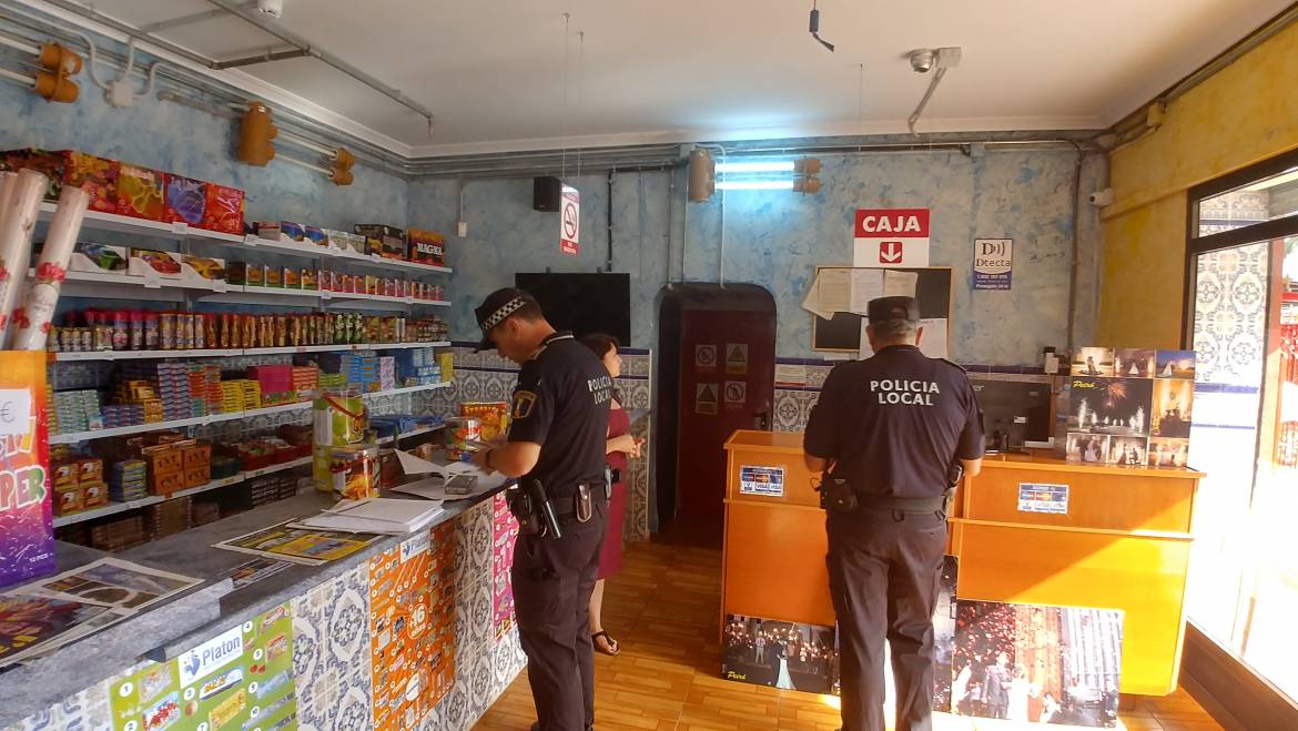 La Policía Local comienza a inspeccionar la veintena de puntos de venta de productos pirotécnicos que hay en la ciudad