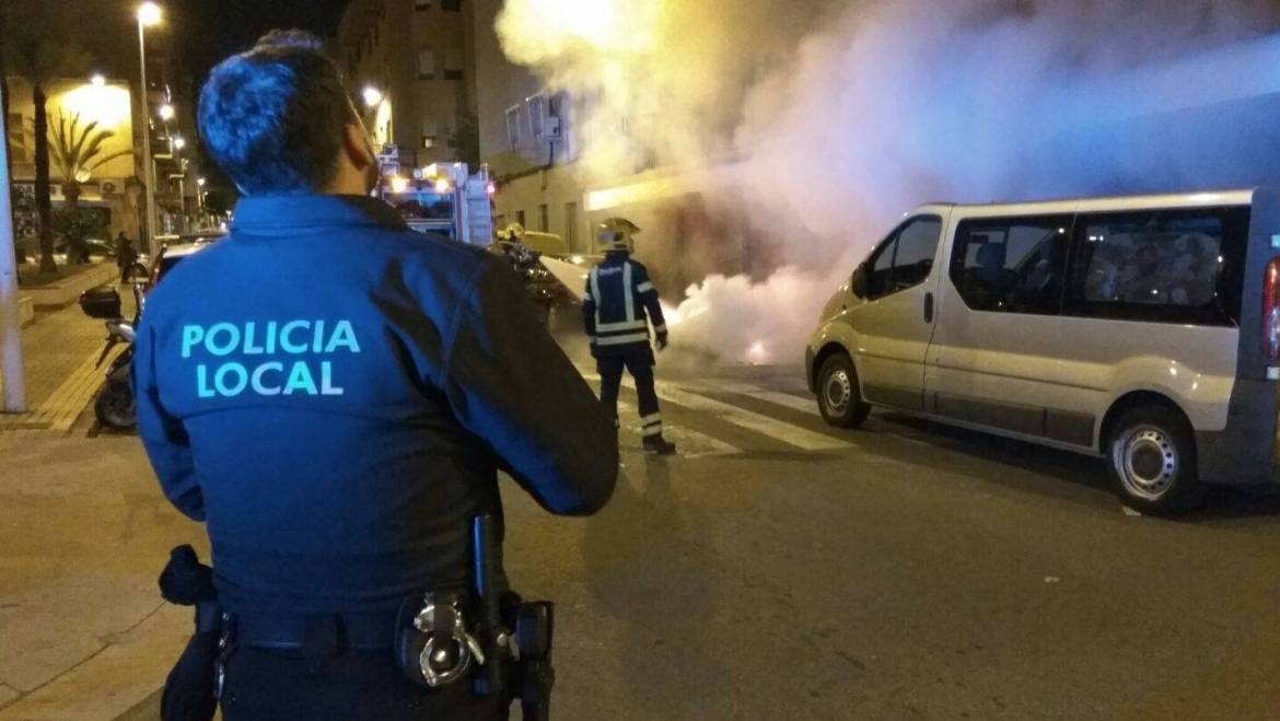 Obligat a eixir del seu habitatge malgrat la presència de foc en el seu interior