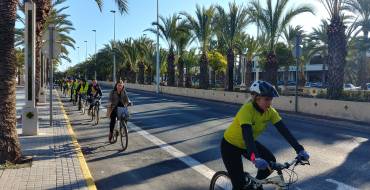 Movilidad presenta el nuevo carril bici de la Avenida del Ferrocarril integrado en la circulación
