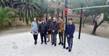 El Ayuntamiento inaugura una zona de juegos calisténicos en la ladera del río Vinalopó