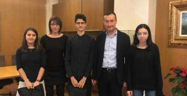 El alcalde recibe a los tres ilicitanos de la Orquesta de Jóvenes de la Provincia de Alicante