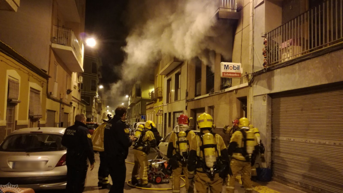 El foc iniciat en el saló d’un habitatge obliga a intervenir als bombers i desallotjar els veïns