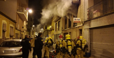 El fuego iniciado en el salón de una vivienda obliga a intervenir a bomberos y desalojar a los vecinos