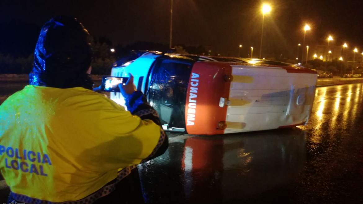 Interceptat  un conductor després de provocar la bolcada d’una ambulància