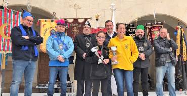 La Asociación de Moros y Cristianos entrega los trofeos del Mig Any 2018 durante un almuerzo festero en la plaza del Raval
