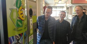 L’Ajuntament instal·la en la plaça de Barcelona una màquina de reciclatge amb incentius
