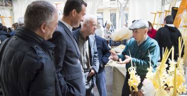 Miembros del equipo de gobierno visitan los puestos de venta de Palma Blanca en la Plaça de Baix
