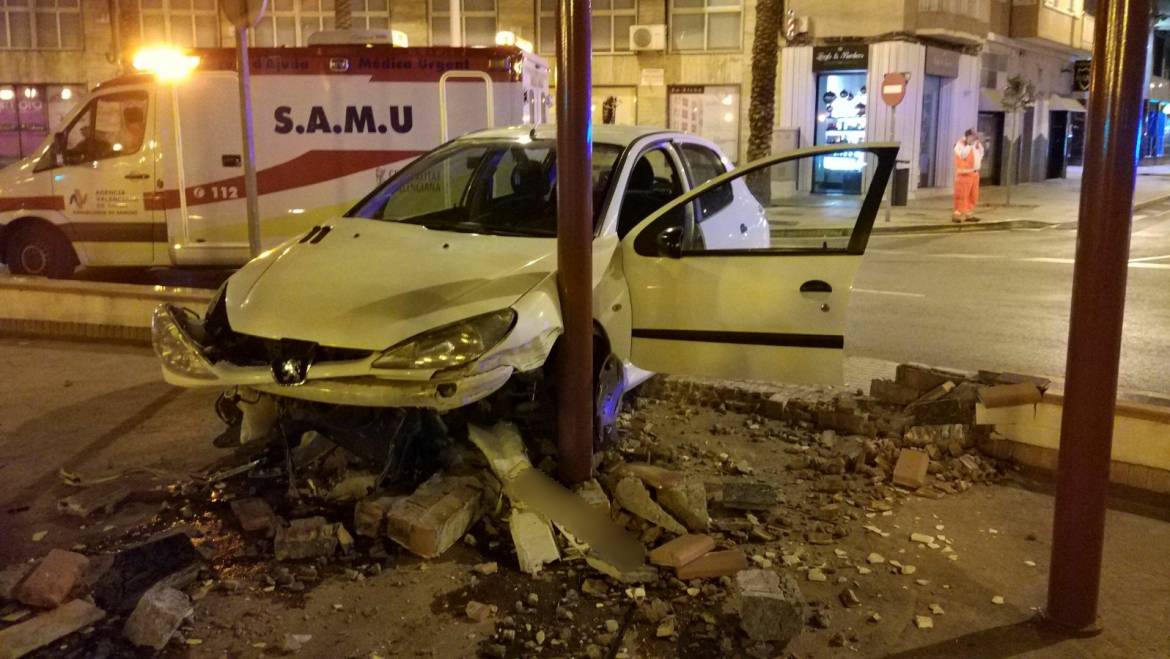 Detingut després d’ocasionar danys en la plaça de Crevillent amb el seu vehicle