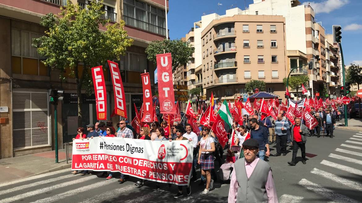 Un millar y medio de personas se manifiesta en las calles de Elche para exigir unas pensiones dignas