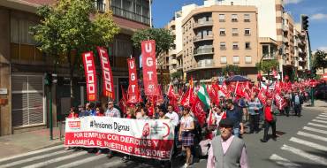 Un millar y medio de personas se manifiesta en las calles de Elche para exigir unas pensiones dignas