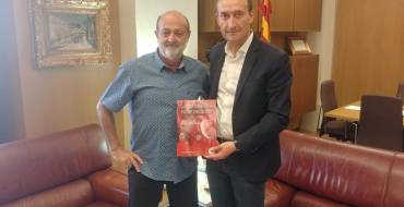 El alcalde recibe a Paco Sánchez, autor del libro Club Atletismo Elche: La Marea Roja.