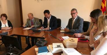 La AVL firma un convenio con el Ayuntamiento de Elche e inaugura en la Casa de la Festa la exposición dedicada al Misteri