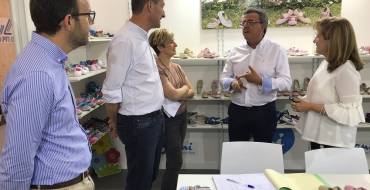 El alcalde de Elche y el concejal de Promoción Económica apoyan a los expositores ilicitanos en la feria internacional de calzado de Garda