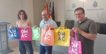 Las OMAC reparten entre los usuarios bolsas reutilizables para cuidar el medio ambiente