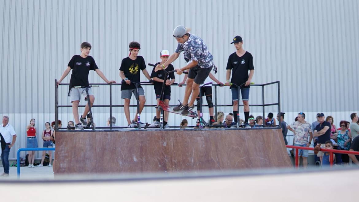 Decenas de jóvenes inauguran el Skate Park de El Altet