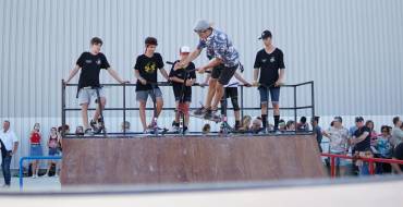 Decenas de jóvenes inauguran el Skate Park de El Altet