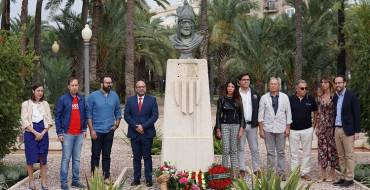 Ofrena floral a l’estàtua de Jaume I