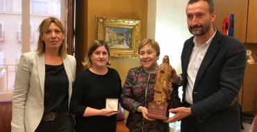 Elche Acoge presenta al alcalde su premio de alfabetización concedido por la UNESCO