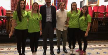 El alcalde y el concejal de Deportes reciben al Club ESADE por los éxitos conseguidos en Italia