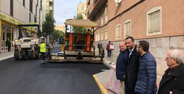 El plan de renovación urbana llega a Carrús con el asfaltado de calles y la mejora de aceras