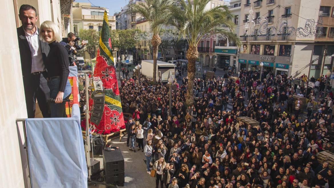 Més de 5.000 joves reben Alba Reche en la plaça de Baix