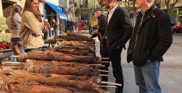 El alcalde y el concejal de Mercados visitan el mercadillo de “Les Atxes”