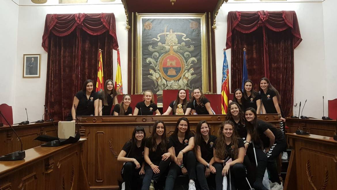 El Ayuntamiento recibe a las jóvenes Campeonas de España del Club de Balonmano Elche