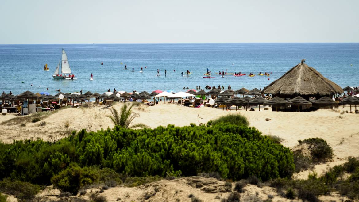 El Ayuntamiento distribuirá 20.000 ceniceros portátiles para lograr unas playas de Elche libres de colillas
