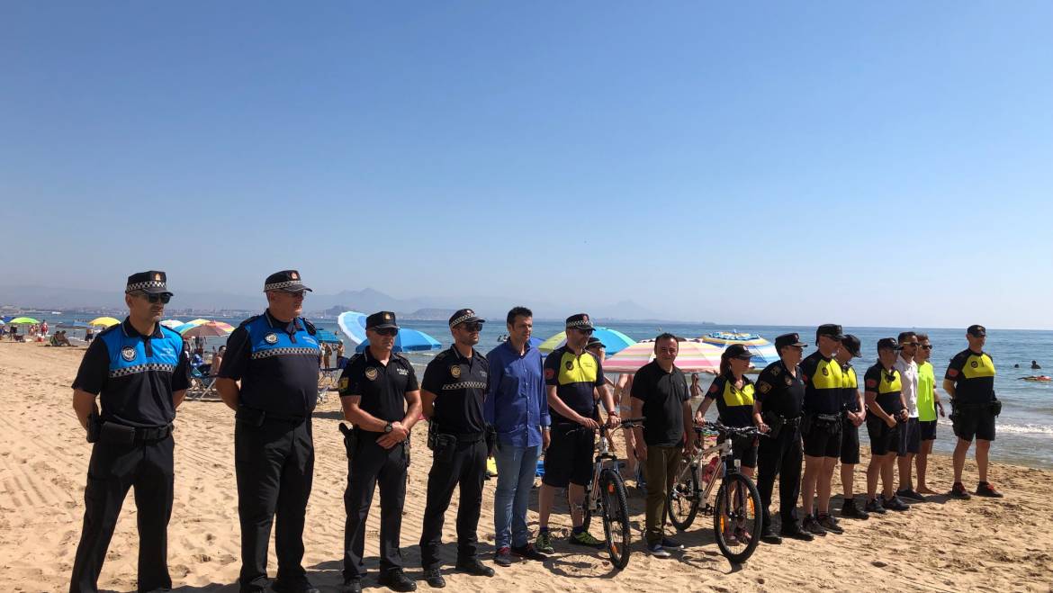 Un total de 40 agentes velarán hasta el 8 de septiembre por mejorar la seguridad en las playas ilicitanas