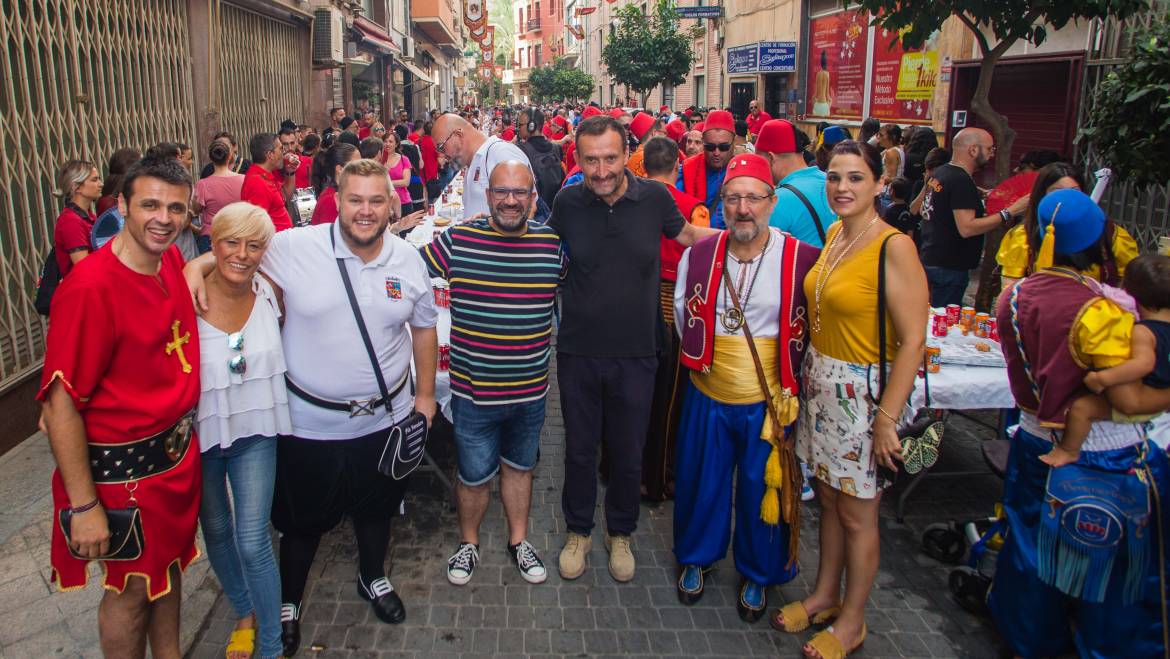 Miembros de la corporación en un almuerzo festero