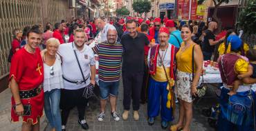 L’alcalde i la regidora de festes en un esmorzar fester