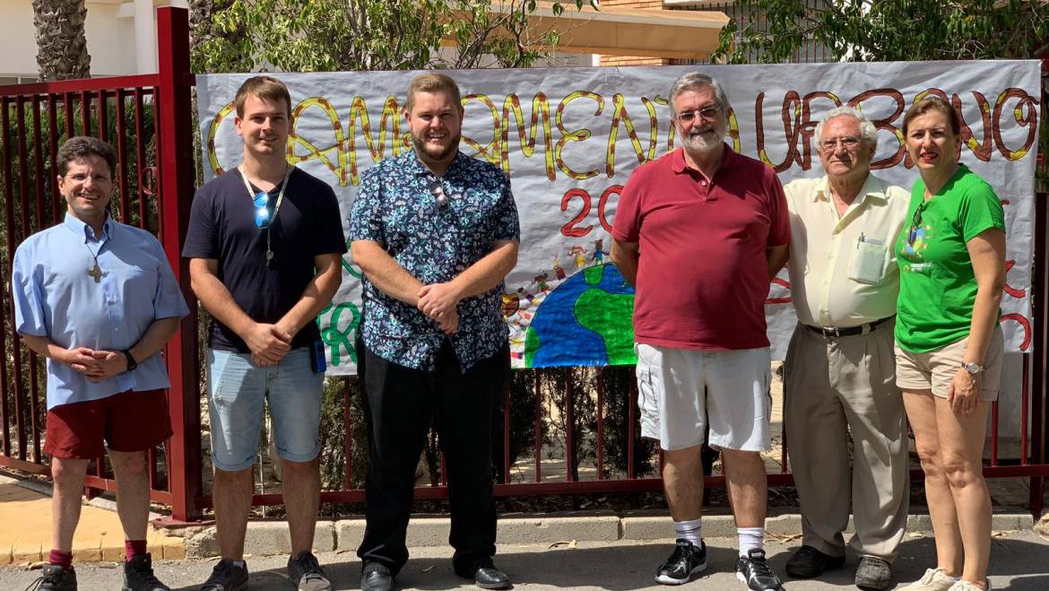 Mariano Valera apoya con su visita la labor del campamento urbano de la Fundación Ángel Tomás