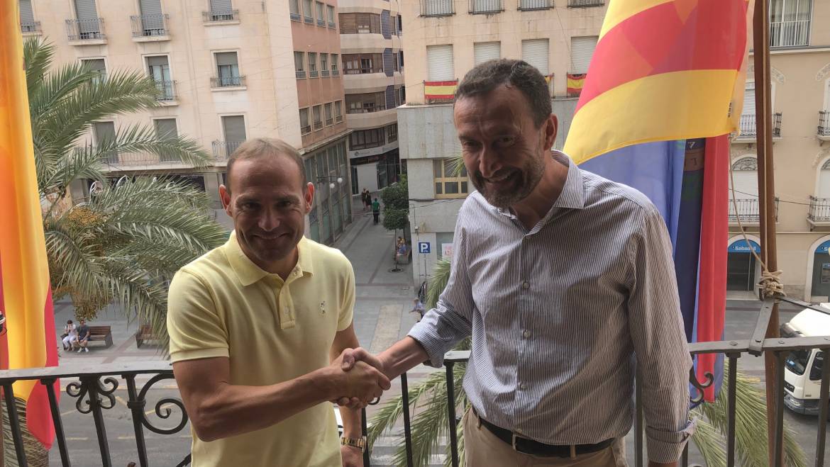 L’alcalde i les regidores de Festes i Mobilitat presenten el futbolista de l’Elx CF com a pregoner de les pròximes Festes d’Agost