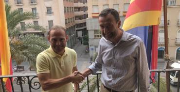 L’alcalde i les regidores de Festes i Mobilitat presenten el futbolista de l’Elx CF com a pregoner de les pròximes Festes d’Agost