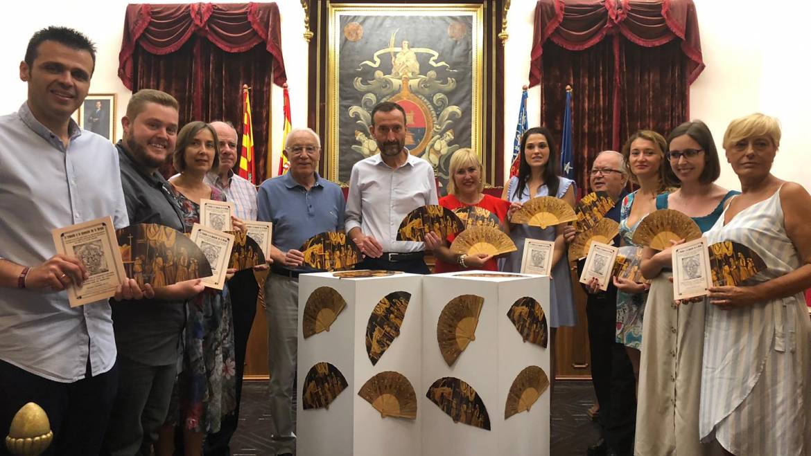 Presentan el abanico del Misteri 2019, obra de Inés Serna y de los participantes del taller de pintura de la AECC