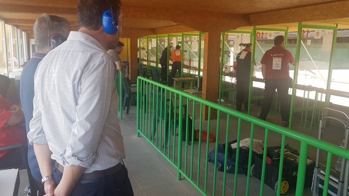 Carlos González visita las instalaciones del Club Precisión de Tiro Olímpico Elche