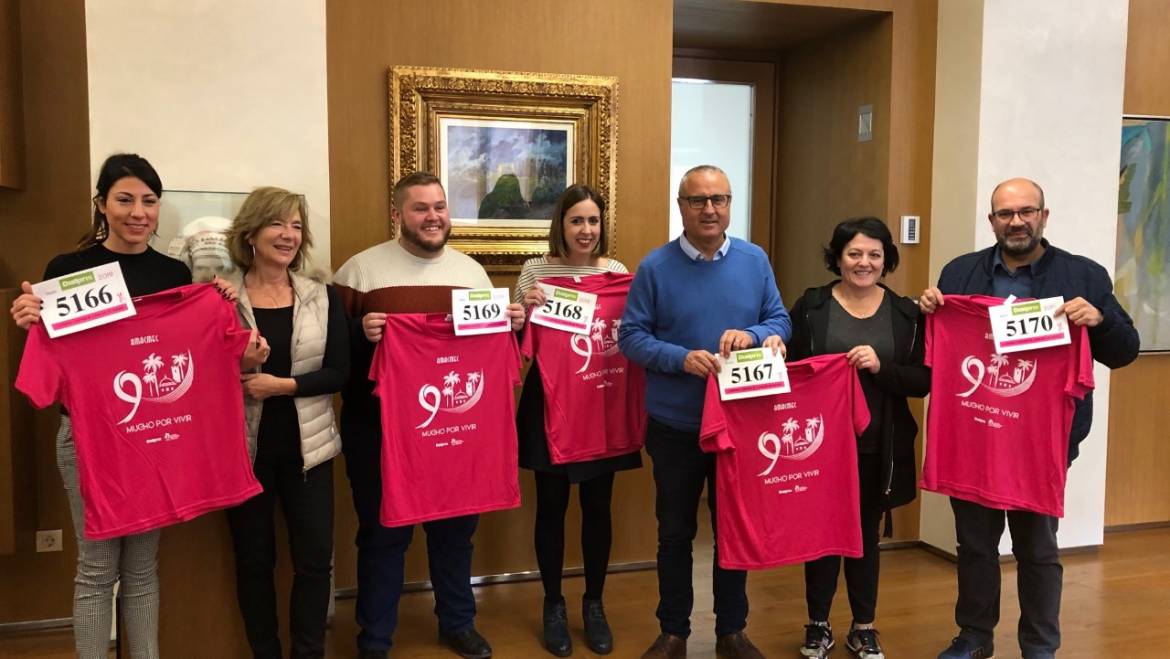 AMACMEC entrega al alcalde y a miembros del Equipo de Gobierno la camiseta y el dorsal de la XV carrera contra el cáncer de mama