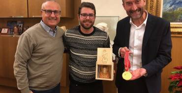 El alcalde y el concejal de Deportes reciben al campeón del mundo de fútbol, Antonio Lara