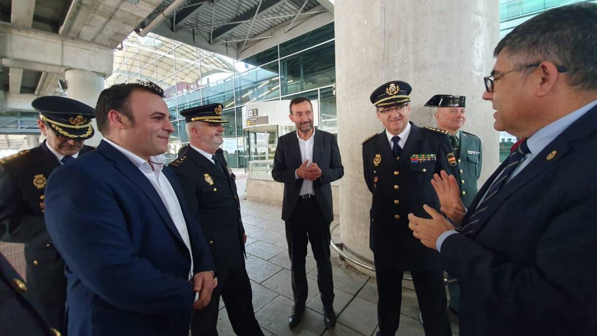 El alcalde y el concejal de Seguridad Ciudadana visitan el aeropuerto Alicante-Elche para comprobar su estado tras las fuertes lluvias
