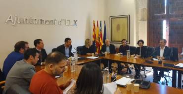 Alcaldes y alcaldesas de los municipios zapateros de la provincia firman una declaración en Elche para traer la Feria del Calzado a IFA