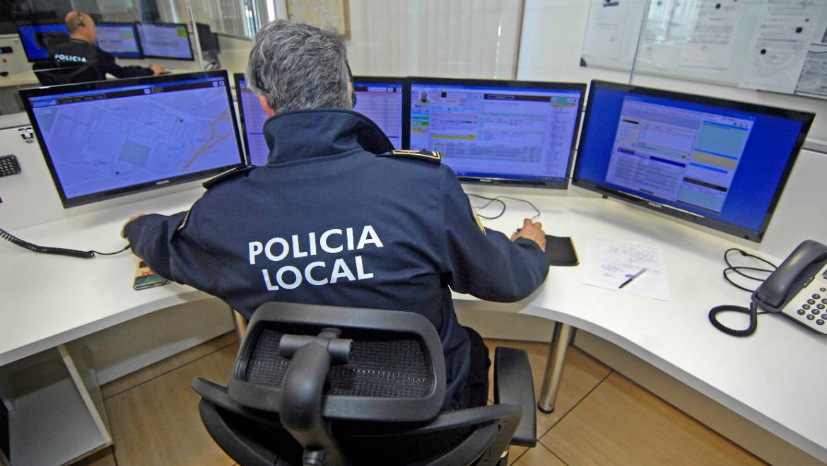 La Policia Local d’Elx descobreix un presumpte cas de maltractaments després que una embarassada llançara una nota pel balcó en què demanava auxili