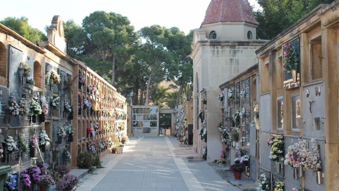 El Ayuntamiento de Elche cierra los cementerios al público por el COVID-19 salvo para los entierros