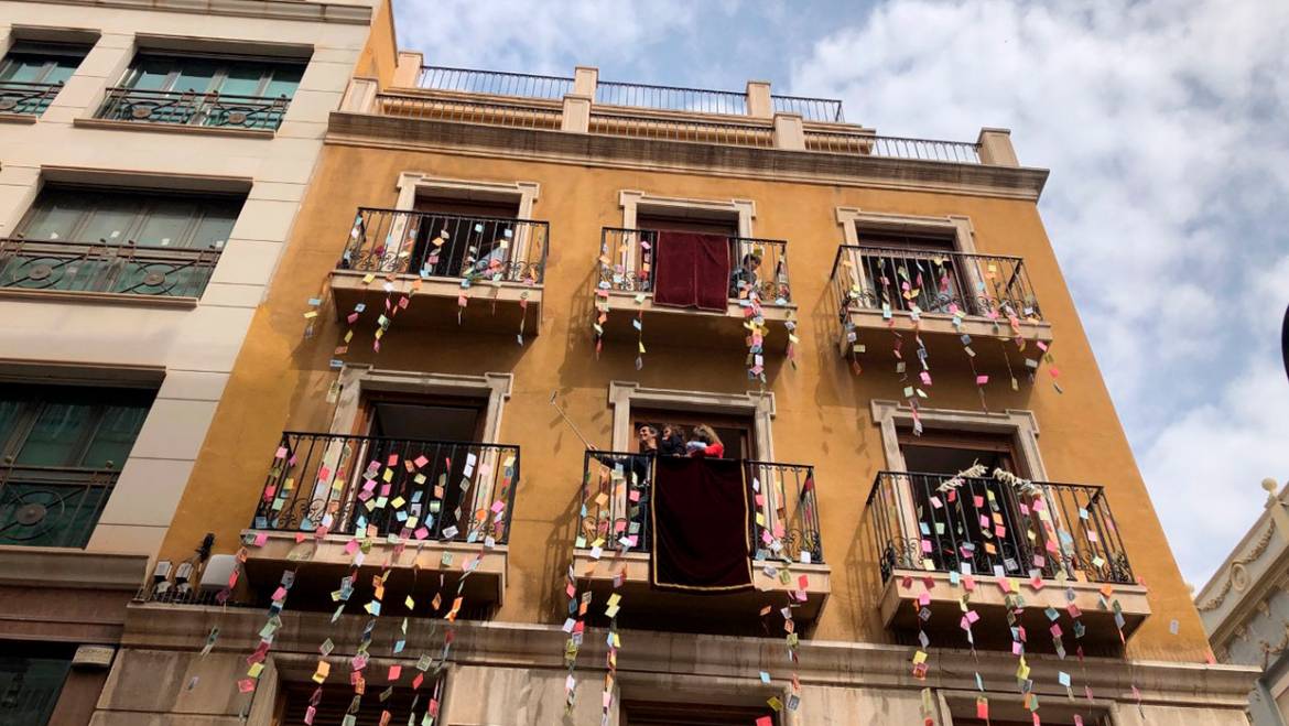 Elche celebra el día de las Aleluyas desde los balcones y ventanas de numerosos edificios al son de “Aromas Ilicitanos”
