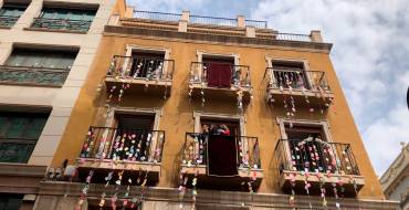 Elche celebra el día de las Aleluyas desde los balcones y ventanas de numerosos edificios al son de “Aromas Ilicitanos”