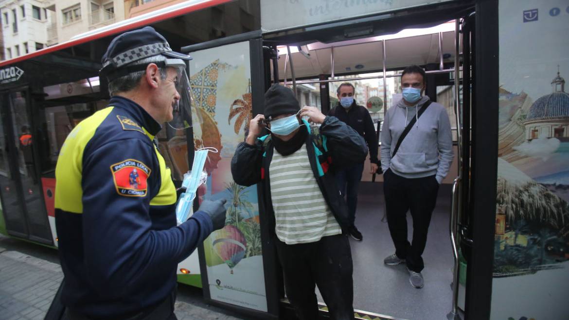 Policía Local y Nacional y Protección Civil intensifican mañana en Elche el reparto de mascarillas